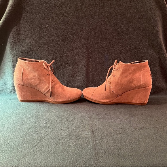Toms Women's Desert Wedge Taupe Suede Booties - Size 6 - Picture 9 of 14